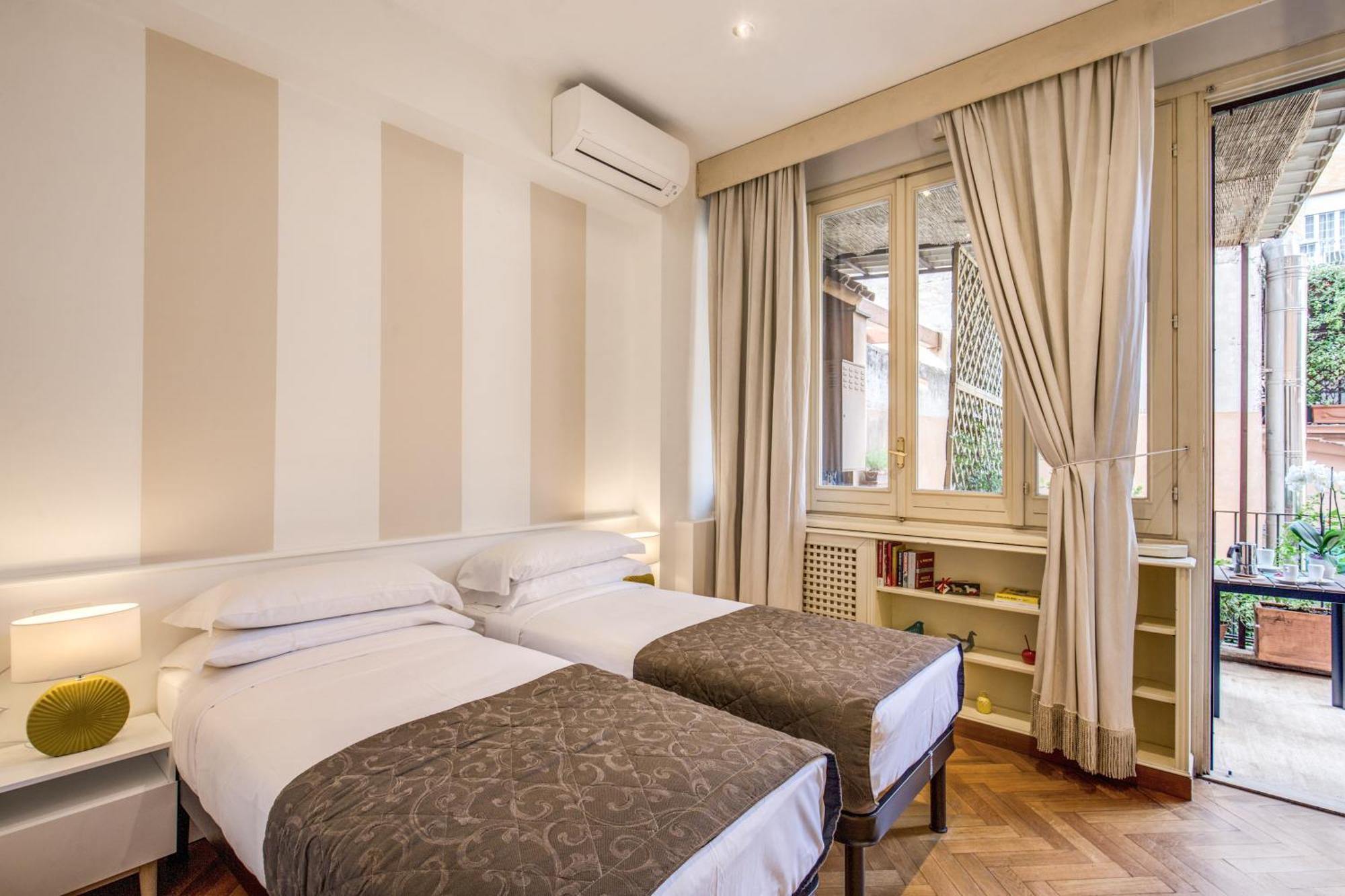 Tritone Top House Rome Bilik gambar