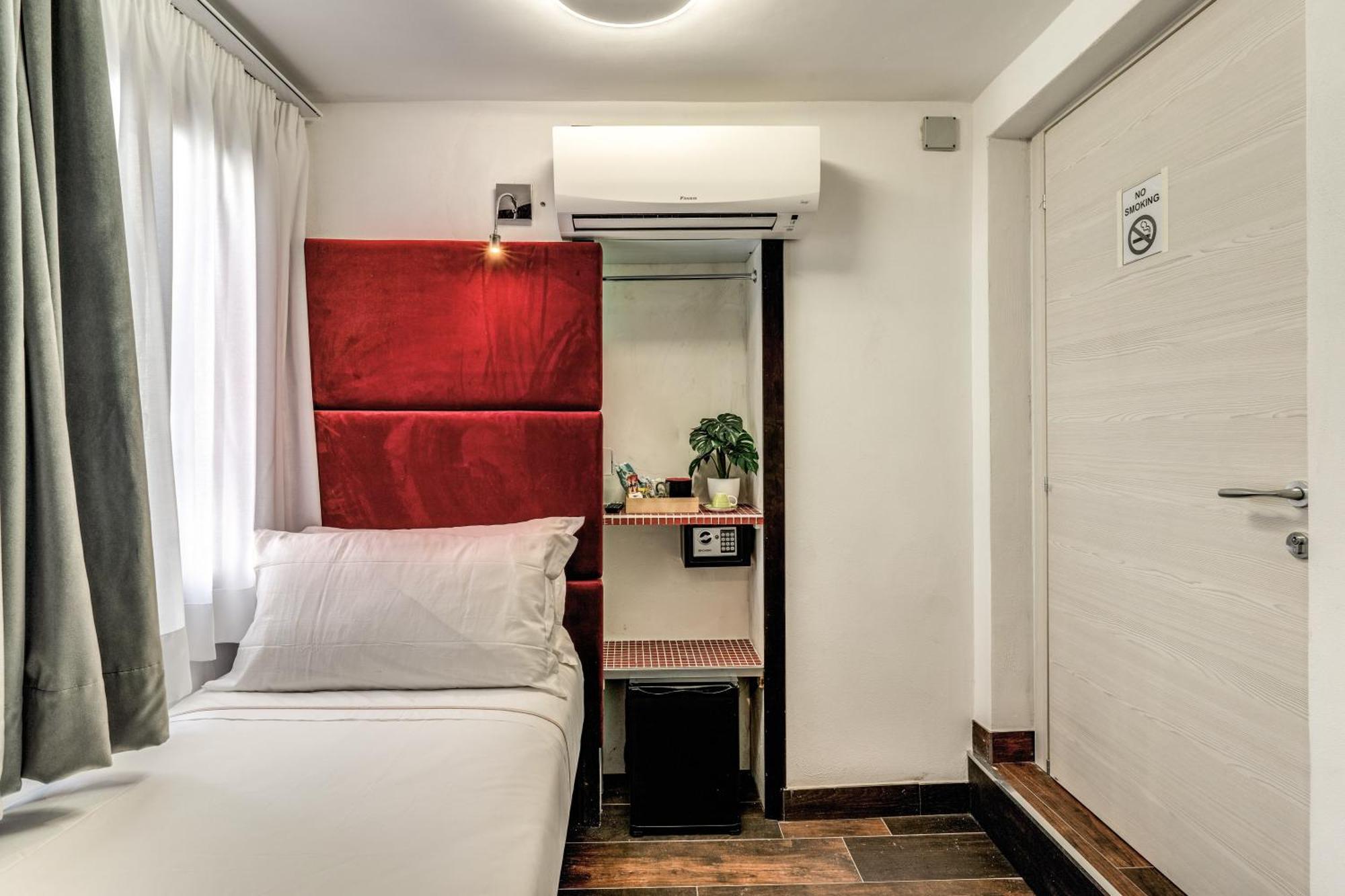 Tritone Top House Rome Bilik gambar